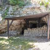 ...arriviamo in una zona pianeggiante dove ad accoglierci si trova una costruzione in legno che protegge l�accesso a una cavit�